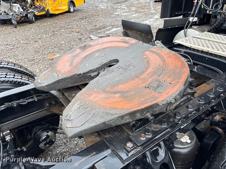 image for item YA2727 2020 Kenworth T680 semi truck