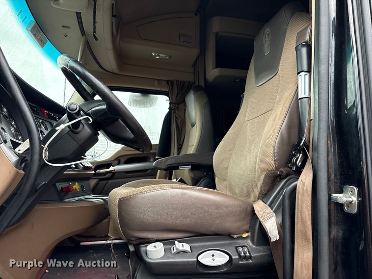 image for item YA2727 2020 Kenworth T680 semi truck