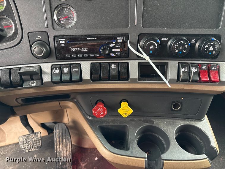 image for item YA2727 2020 Kenworth T680 semi truck