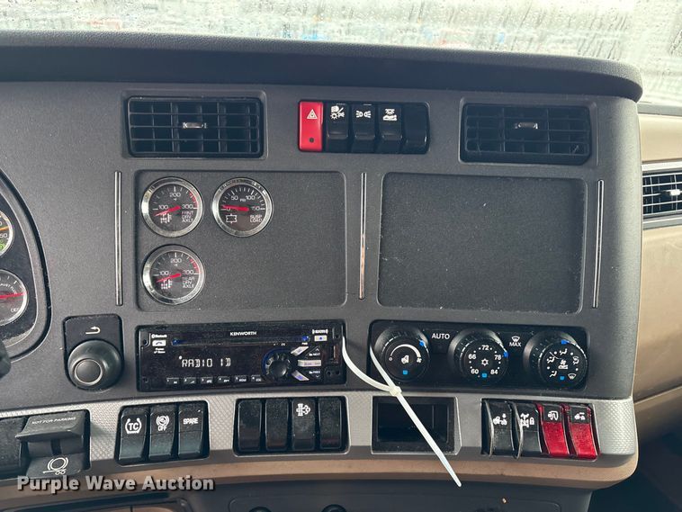 image for item YA2727 2020 Kenworth T680 semi truck