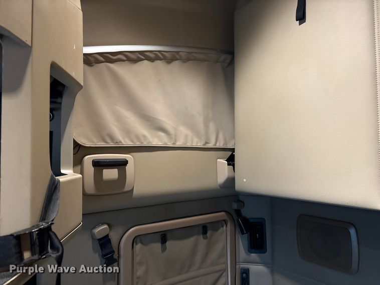 image for item YA2727 2020 Kenworth T680 semi truck