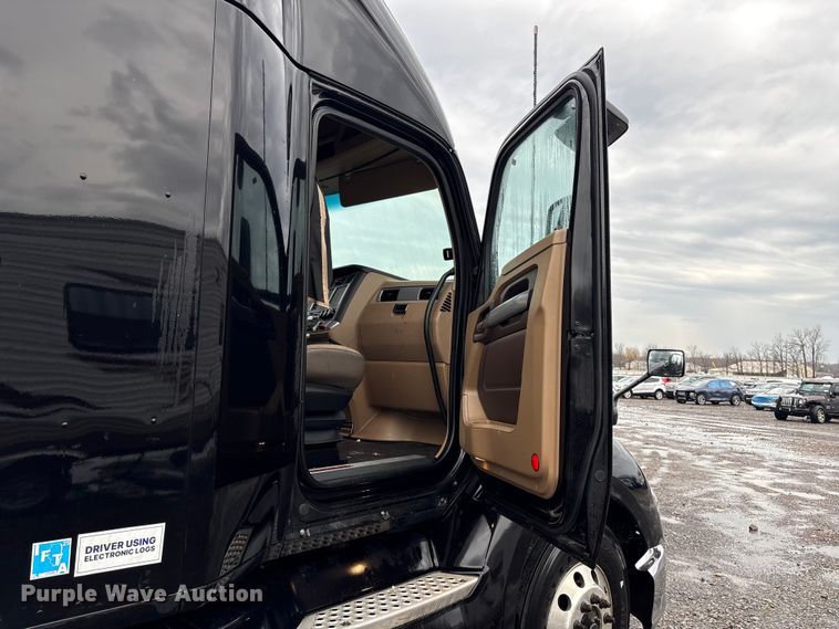 image for item YA2727 2020 Kenworth T680 semi truck