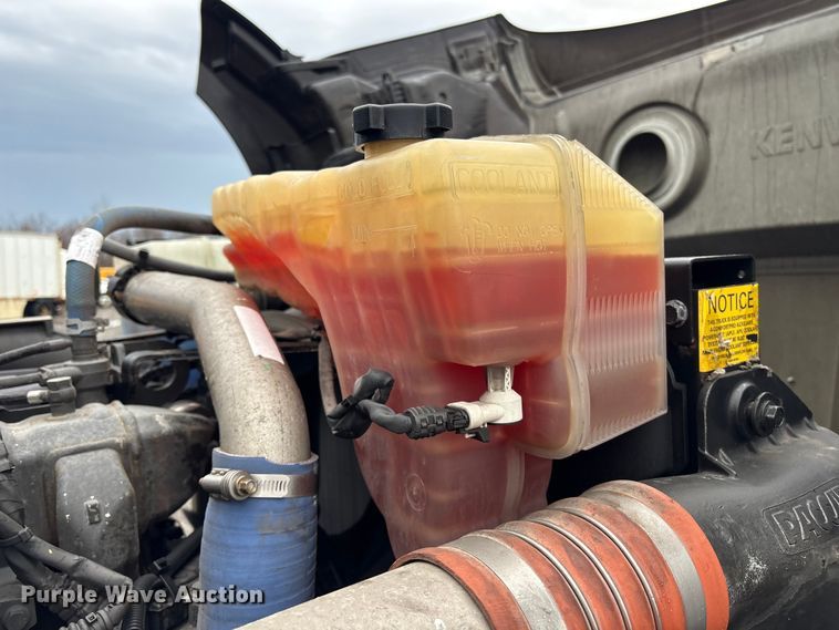 image for item YA2727 2020 Kenworth T680 semi truck