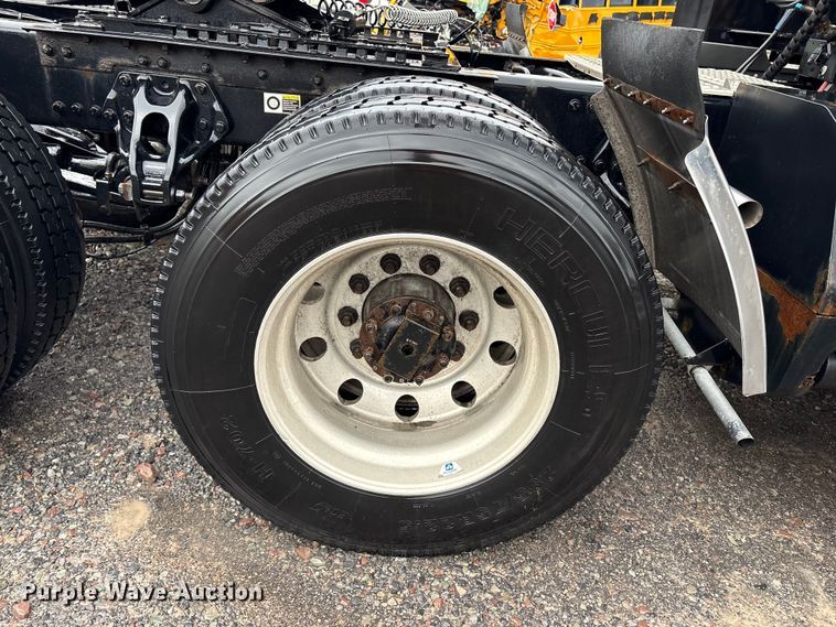 image for item YA2727 2020 Kenworth T680 semi truck