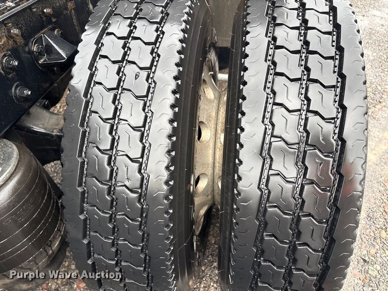 image for item YA2727 2020 Kenworth T680 semi truck