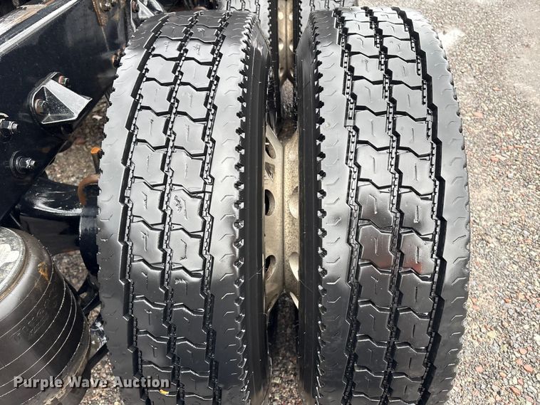 image for item YA2727 2020 Kenworth T680 semi truck