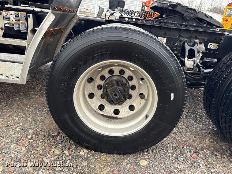 image for item YA2727 2020 Kenworth T680 semi truck