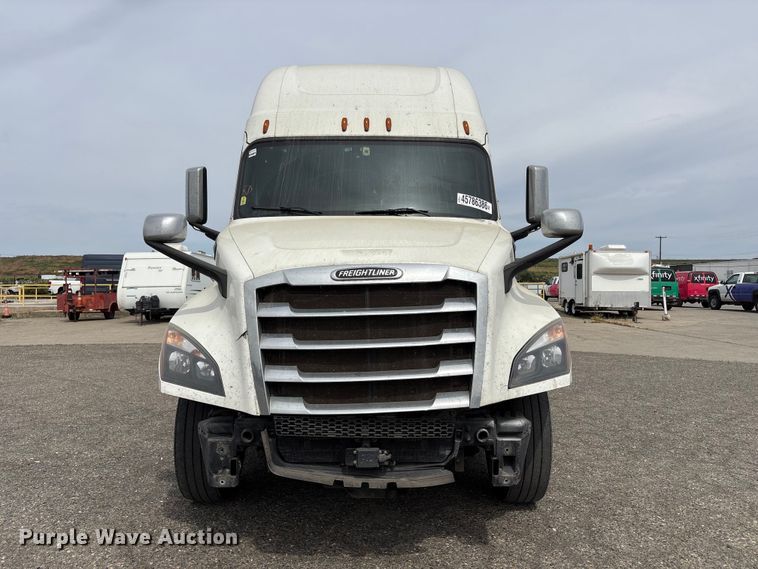 image for item YA2792 2020 Freightliner Cascadia semi truck