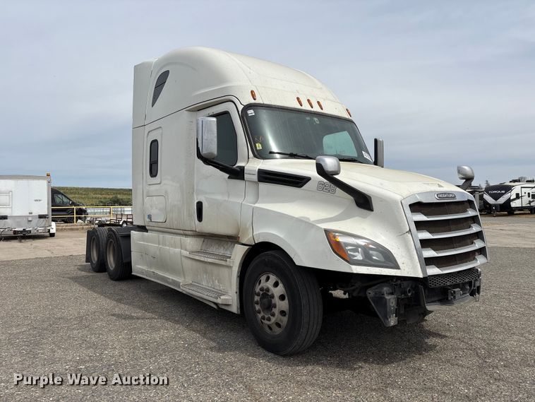 image for item YA2792 2020 Freightliner Cascadia semi truck