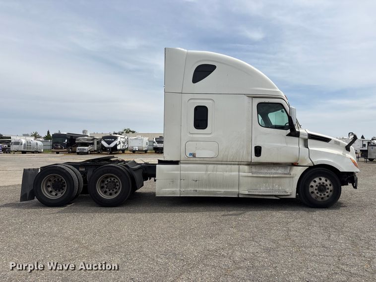 image for item YA2792 2020 Freightliner Cascadia semi truck