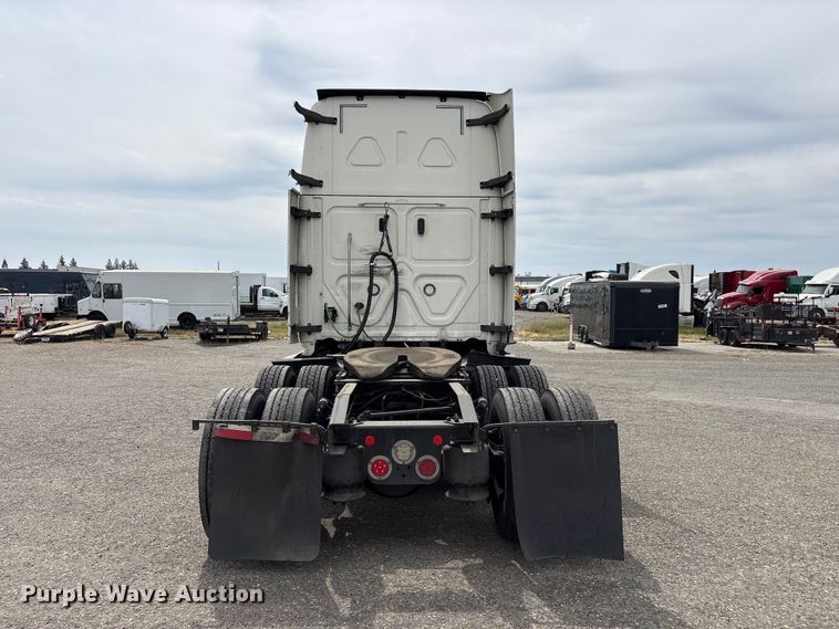 image for item YA2792 2020 Freightliner Cascadia semi truck