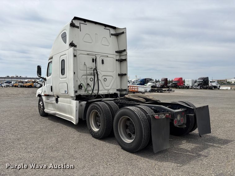image for item YA2792 2020 Freightliner Cascadia semi truck
