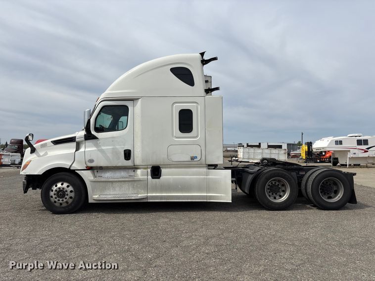 image for item YA2792 2020 Freightliner Cascadia semi truck