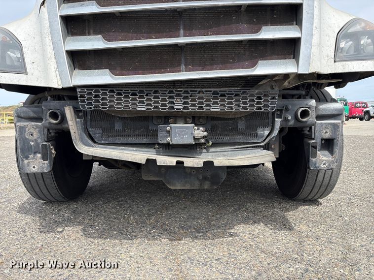 image for item YA2792 2020 Freightliner Cascadia semi truck