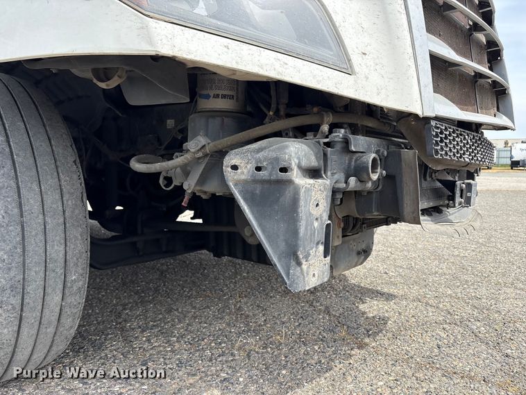 image for item YA2792 2020 Freightliner Cascadia semi truck