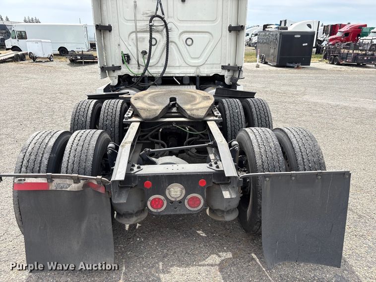 image for item YA2792 2020 Freightliner Cascadia semi truck