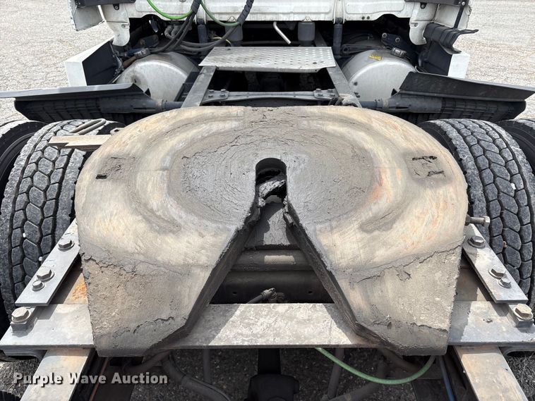 image for item YA2792 2020 Freightliner Cascadia semi truck