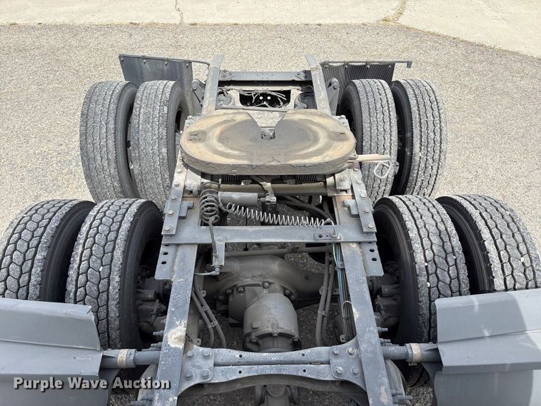 image for item YA2792 2020 Freightliner Cascadia semi truck