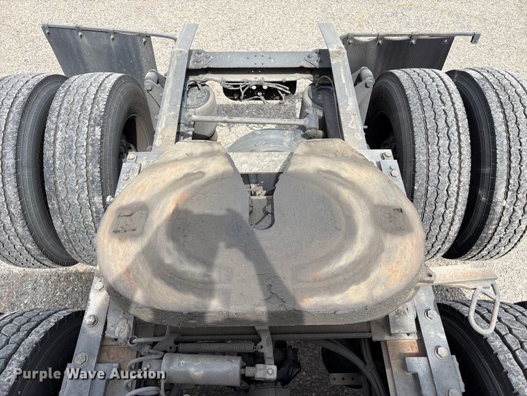 image for item YA2792 2020 Freightliner Cascadia semi truck