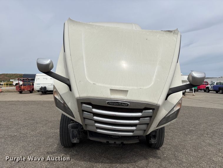 image for item YA2792 2020 Freightliner Cascadia semi truck
