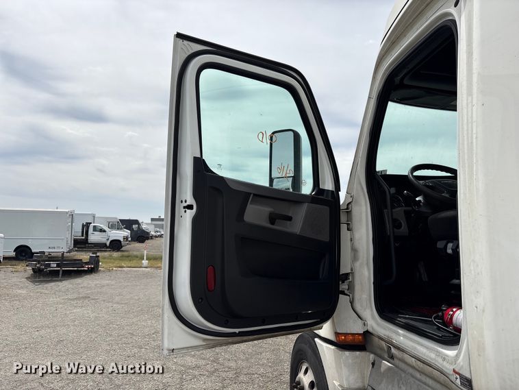 image for item YA2792 2020 Freightliner Cascadia semi truck