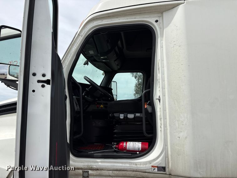 image for item YA2792 2020 Freightliner Cascadia semi truck