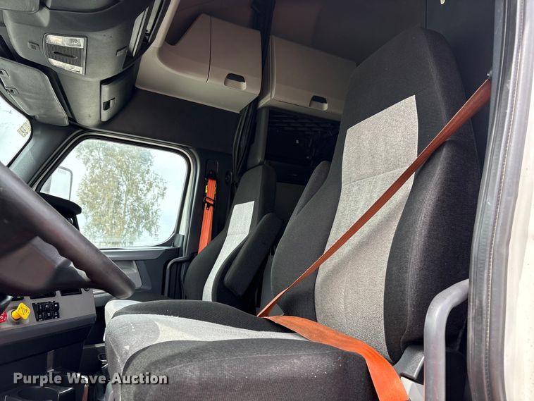 image for item YA2792 2020 Freightliner Cascadia semi truck