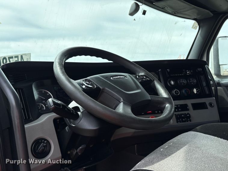 image for item YA2792 2020 Freightliner Cascadia semi truck