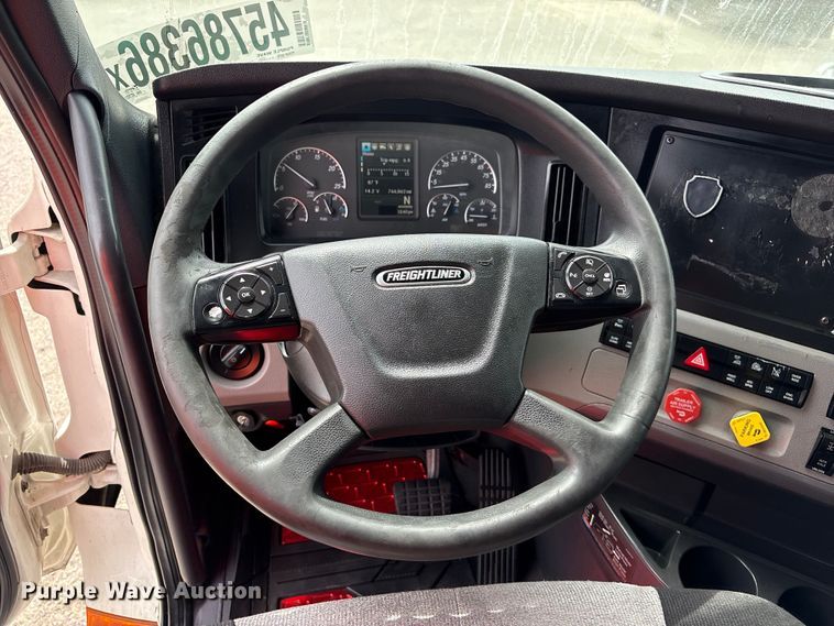 image for item YA2792 2020 Freightliner Cascadia semi truck