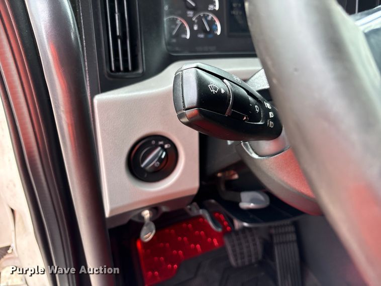 image for item YA2792 2020 Freightliner Cascadia semi truck