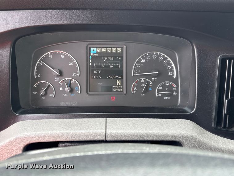 image for item YA2792 2020 Freightliner Cascadia semi truck