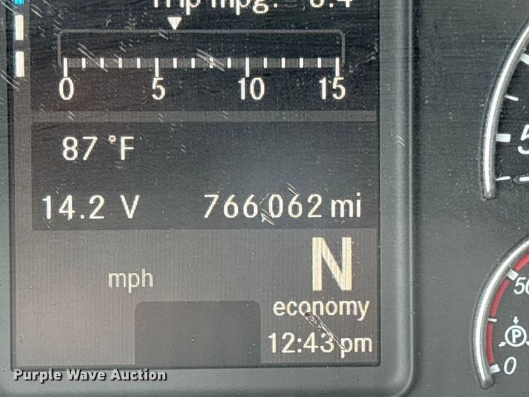 image for item YA2792 2020 Freightliner Cascadia semi truck