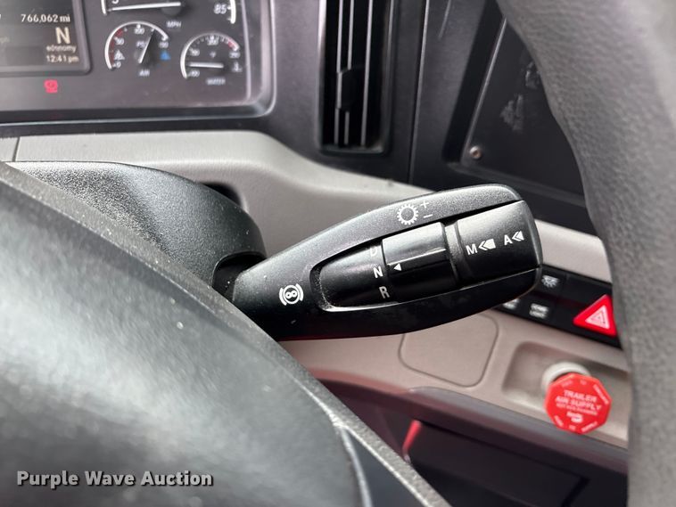 image for item YA2792 2020 Freightliner Cascadia semi truck