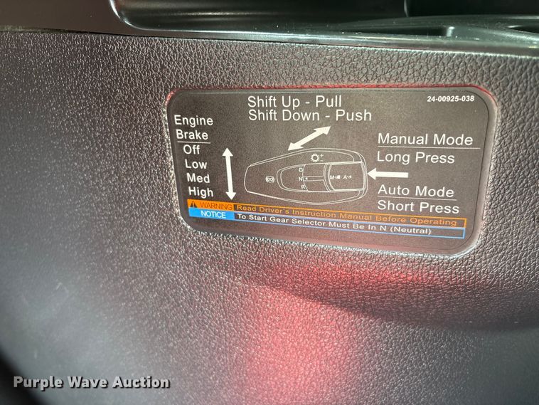 image for item YA2792 2020 Freightliner Cascadia semi truck