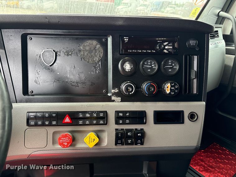 image for item YA2792 2020 Freightliner Cascadia semi truck