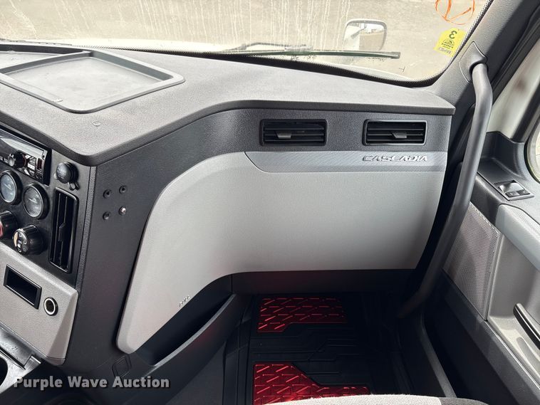 image for item YA2792 2020 Freightliner Cascadia semi truck