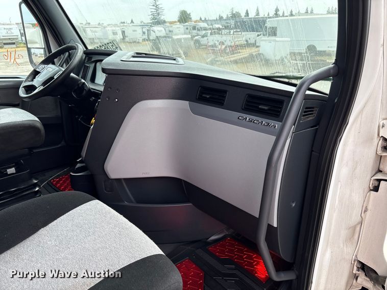 image for item YA2792 2020 Freightliner Cascadia semi truck