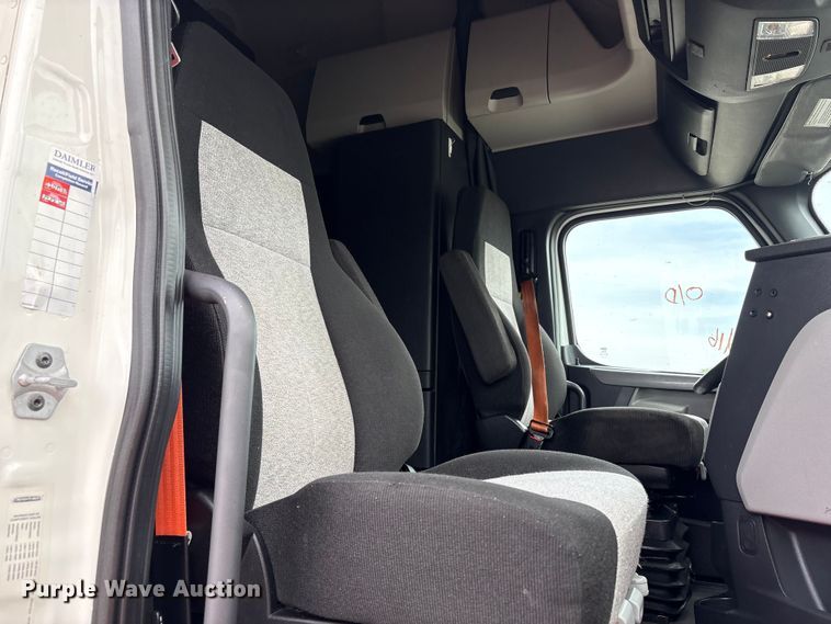 image for item YA2792 2020 Freightliner Cascadia semi truck