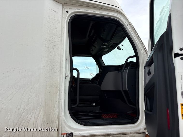 image for item YA2792 2020 Freightliner Cascadia semi truck