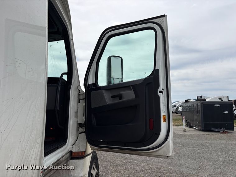 image for item YA2792 2020 Freightliner Cascadia semi truck