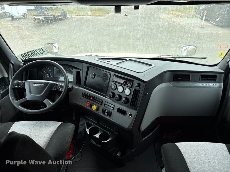 image for item YA2792 2020 Freightliner Cascadia semi truck