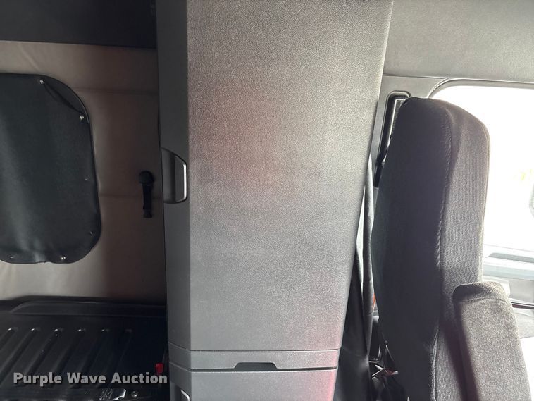 image for item YA2792 2020 Freightliner Cascadia semi truck