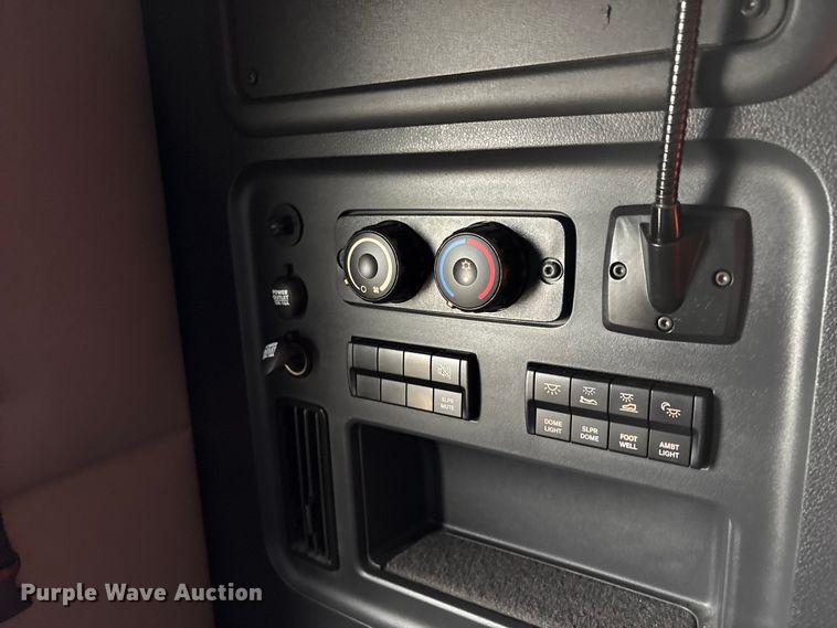 image for item YA2792 2020 Freightliner Cascadia semi truck