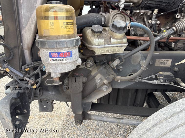 image for item YA2792 2020 Freightliner Cascadia semi truck