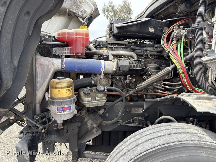 image for item YA2792 2020 Freightliner Cascadia semi truck