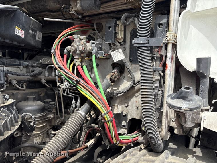 image for item YA2792 2020 Freightliner Cascadia semi truck