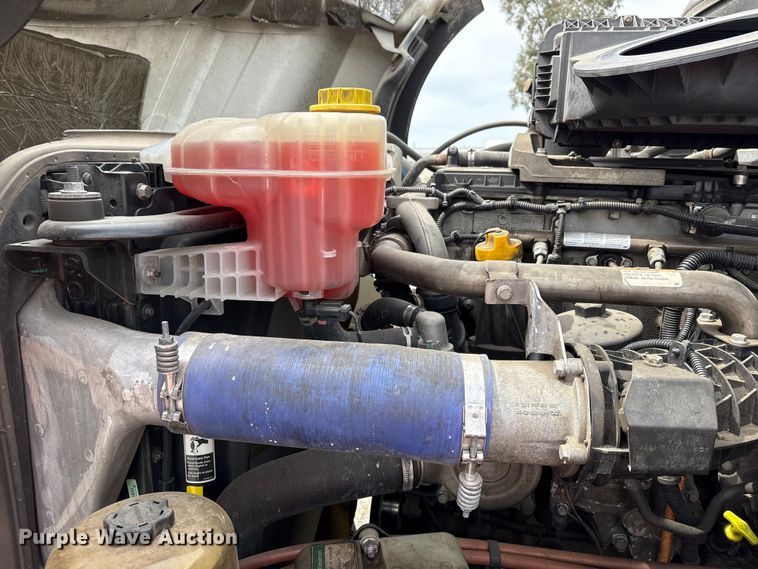 image for item YA2792 2020 Freightliner Cascadia semi truck