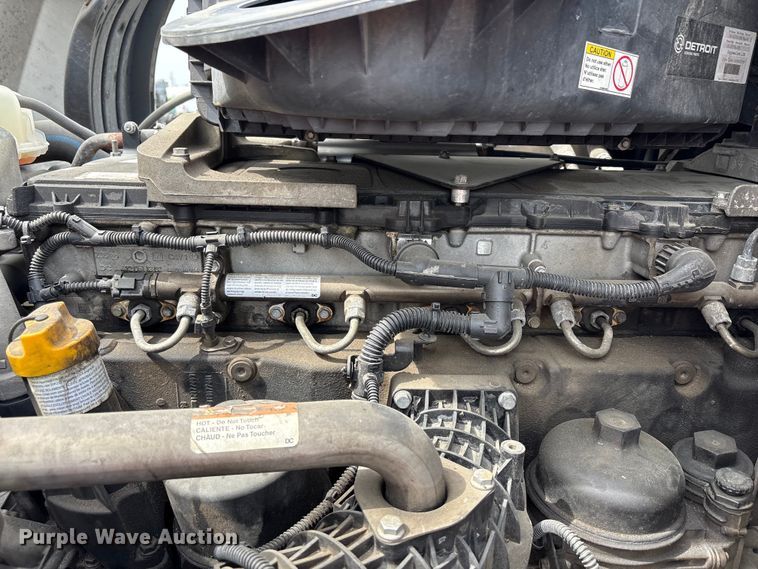 image for item YA2792 2020 Freightliner Cascadia semi truck