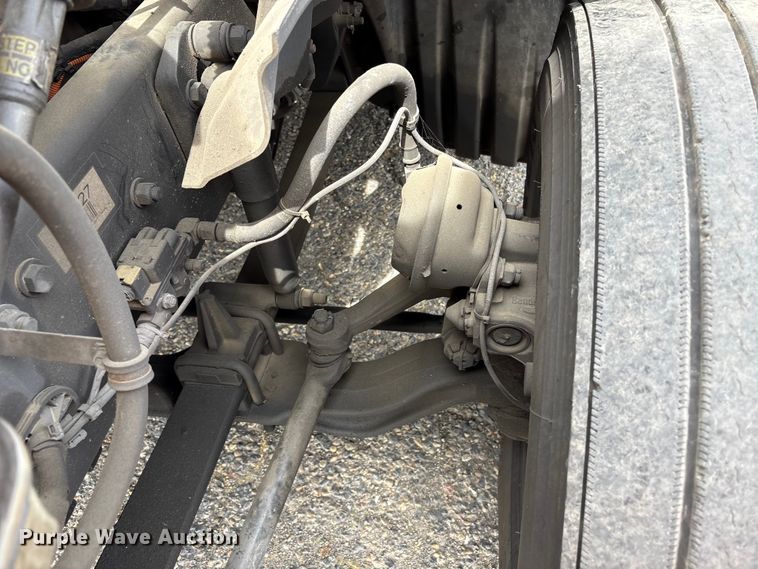 image for item YA2792 2020 Freightliner Cascadia semi truck