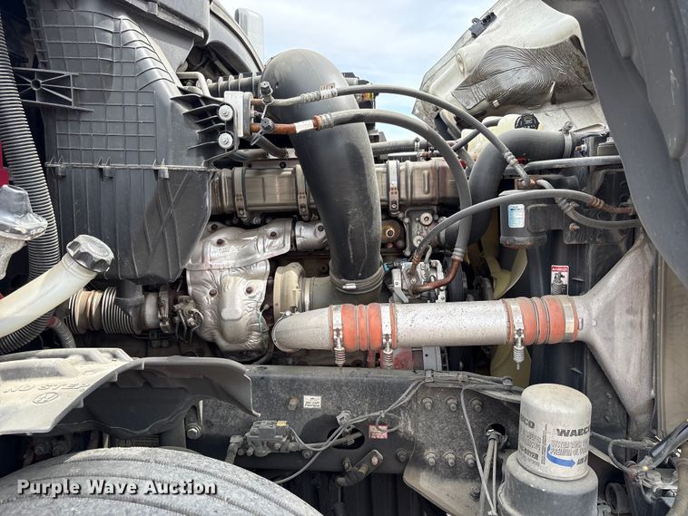 image for item YA2792 2020 Freightliner Cascadia semi truck